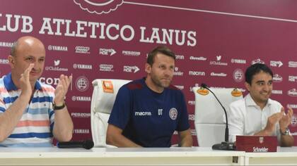 Ezequiel Carboni fue presentado como nuevo DT de Lanús