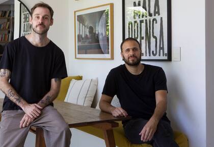 Ezequiel Castorina y Matías Mansilla (der.), ex compañeros de facultad y socios de YME Estudio a partir de esta obra.