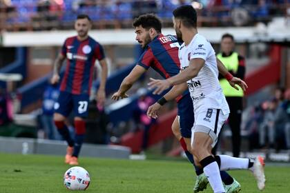 Ezequiel Cerutti lleva la pelota para San Lorenzo, que no pudo con Patronato