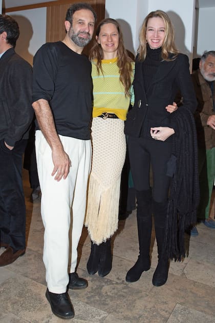 Ezequiel Díaz Ortiz posa junto a las hermanas Damasia y Agustina Böhtlingk