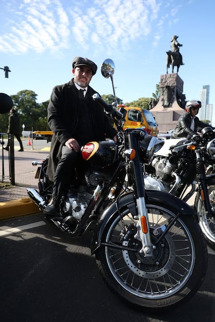 Ezequiel en su Royal Enfield Classic 350