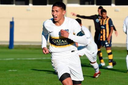 Ezequiel "Equi" Fernández, con la camiseta de Boca y la cinta de capitán de la Reserva