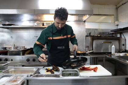 Ezequiel Fusalba, el chef de Rogelia, encargado de la cocina desde el año 2016. 