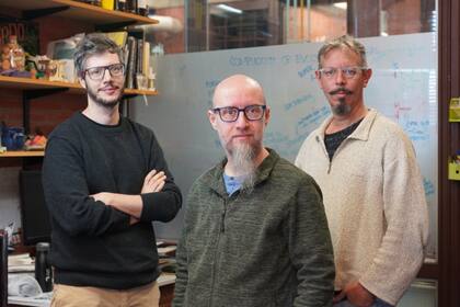 Ezequiel Galpern, Ignacio Sánchez y Diego Ferreiro, investigadores del Conicet que estudian potenciales proteínas extraterrestres