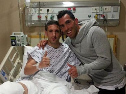 Tevez junto a Ham tras la lesión del jugador de Argentinos