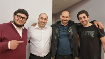 Ezequiel Ismael Acuña, Fernando Cerimedo y Eduardo Bolsonaro, durante una visita a la Argentina del hijo del expresidente brasileño