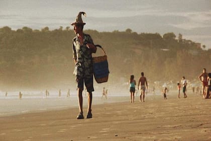 Ezequiel Ittay Lipovetzky vendiendo churros en las playas de Ecuador