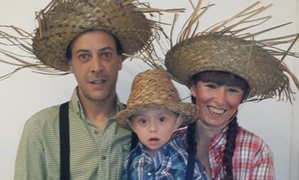 Ezequiel, junto a su mujer (Laura) y su hijo (Luca).