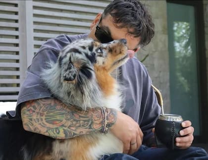 Ezequiel Lavezzi con su perra de nombre Mica