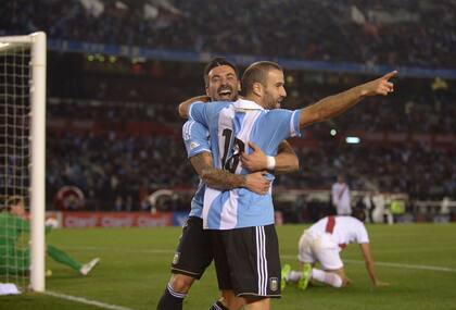 Ezequiel Lavezzi y Rodrigo Palacio celebran el tercer gol de la tarde