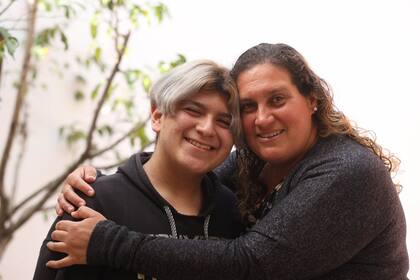 Ezequiel López Bazzi junto a Analía, su mamá