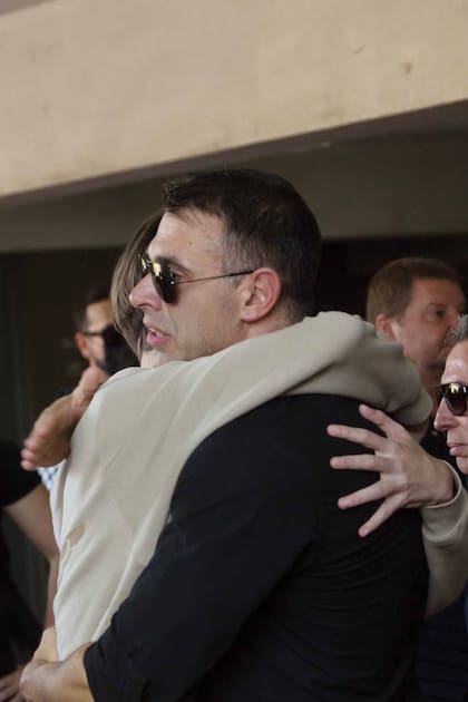 Ezequiel Martínez y Felipe Fort se funden en un abrazo.