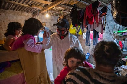 Ezequiel Morán, vecino de Villa Las Antenas en Lomas del Mirador, La Matanza, trabaja como agente sanitario del municipio, realizando controles en el barrio