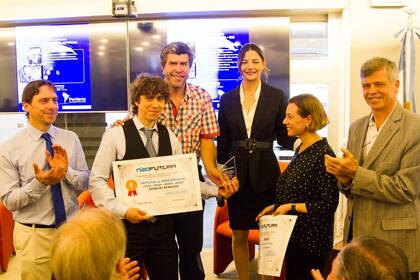 Ezequiel Pawelko con el diploma al recibir un premio reciente por su trayectoria