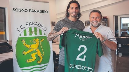 Ezequiel Schelotto en su rol de jugador de fútbol y vicepresidente del club FC Paradiso, del que es uno de los accionistas