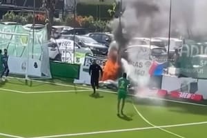 El futbolista argentino que apagó un incendio ¡en medio de un partido!