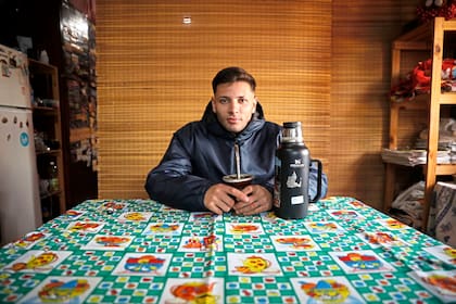 Ezequiel tiene 20 años. A los 16, después de que su mamá muriera de cáncer, dejó el colegio, empezó a trabajar de repositor en un supermercado y comenzó a consumir drogas: "Para poder seguir consumiendo empecé a robar", cuenta quien ahora trabaja para que otros adolescentes vulnerables no tomen el mismo camino que él