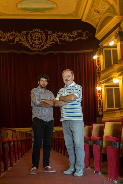 Ezequiel Valicenti, presidente de Fundación Teatro Español de Azul y el ingeniero Marcos Zuccato, uno de los responsables de la remodelación del teatro.