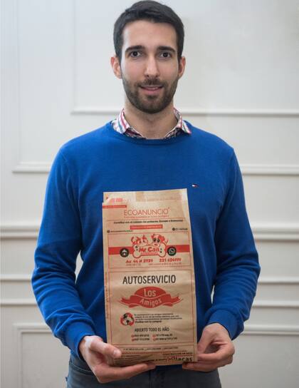 Ezequiel Vergani con la bolsa de Ecoanuncio