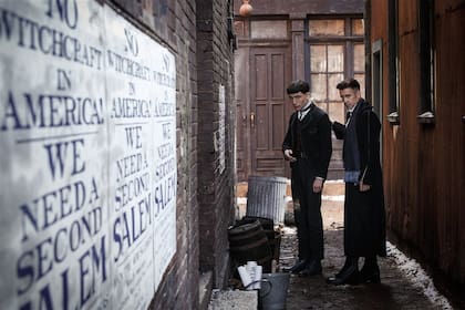 Ezra Miller y Colin Farrell en un oscuro callejón de Nueva York