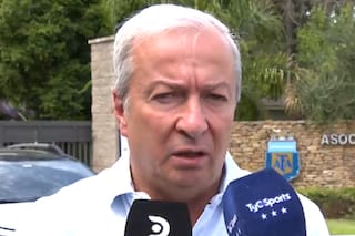 El presidente de Vélez no descartó la suspensión del torneo local en medio del conflicto judicial que involucra a la AFA