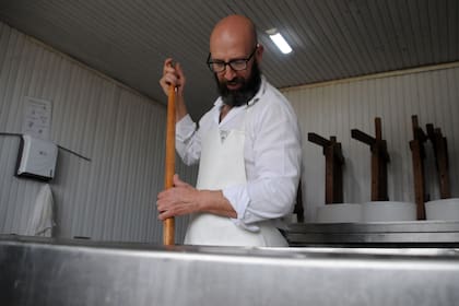 Fabián Bugna, en plena elaboración de quesos.