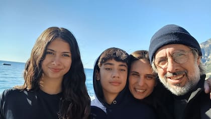 Fabián Carrizo junto a su mujer, Natalia, su hija Luján y su hijo menor.