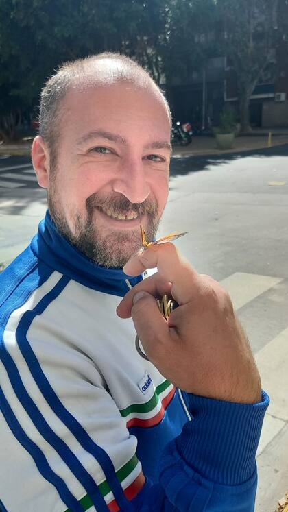 Fabián con una mariposa. "Esto fue unos meses después de su suicidio. Estábamos con un amigo en la puerta de su casa y apareció", cuenta el fotógrafo.