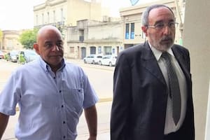 Fabián Constantino (de camisa celeste), detrás de su abogado, Mario Arcusin, al ingresar en los tribunales para escuchar la sentencia en marzo pasado
