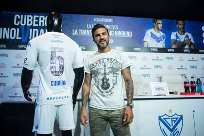 Fabián Cubero junto a la edición especial de la camiseta para el partido "Inolvidable".