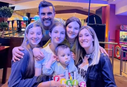 Fabián Cubero junto a Mica Viciconte y sus cuatro hijos (Foto: instagram @sole_cubero)