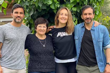 Fabián Cubero junto a sus hermanos y madre (Foto Instagram @chri.cubero)