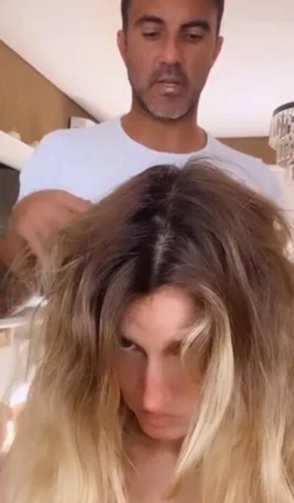 Fabián Cubero le saca los piojos a Mica Viciconte. Foto/Instagram: @micaviciconte