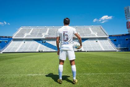 Fabián Cubero muestra el dorsal de la camiseta en el José Amalfitani.