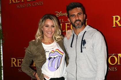 Fabián Cubero y Mica Viciconte asistieron a la premiere con las hijas que el futbolista tuvo fruto de su relación con Nicole Neumann