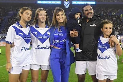 Fabián Cubero y Mica Viciconte con Indiana, Allegra, Sienna y Luca en la despedida en Vélez