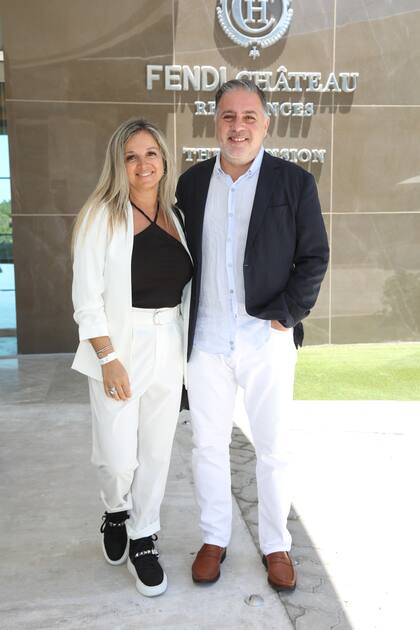 Fabián Doman junto a su novia, Viviana; poco después de separarse de María Laura de Lillo, el periodista blanqueó su relación con esta abogada y agente inmobiliaria, de 51 años