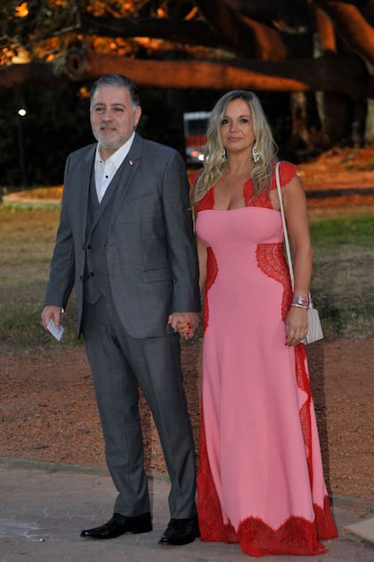 Fabián Doman, periodista y presidente del Club Atlético Independiente, en Hugo Boss, y Viviana Salama en Givenchy.