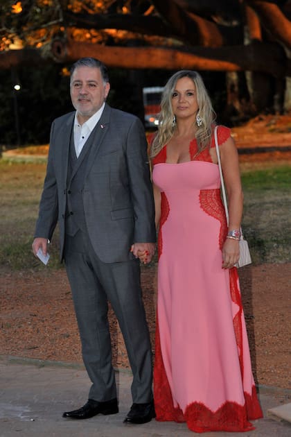 Fabián Doman, periodista y presidente del Club Atlético Independiente, en Hugo Boss, y Viviana Salama en Givenchy. 