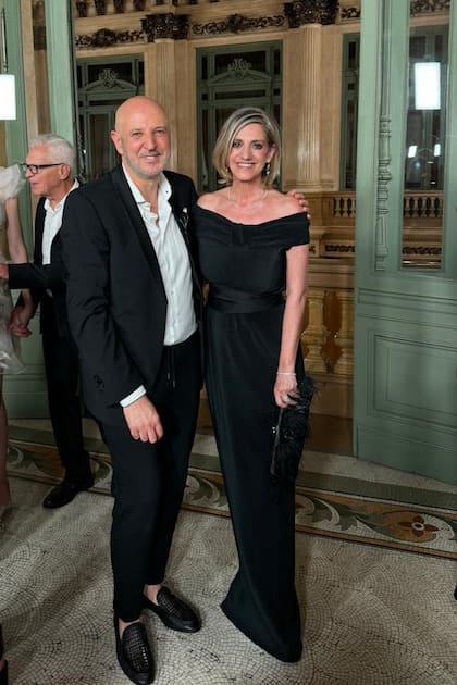 "Fabián es una persona muy versátil y muy exigente: todo en su trabajo es preciso, excelso". Acá, junto a Zitta (y by Zitta), en la presentación de una de sus colecciones a fines de 2024 en el Salón Dorado del Colón