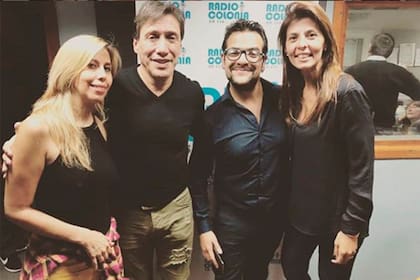 Fabián Gianola y Viviana Aguirre junto a sus compañeros de Radio Colonia