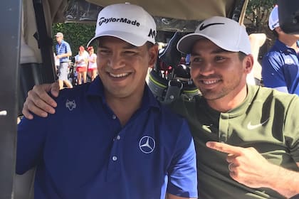 Fabián Gómez con el ex Nº 1 Jason Day; el australiano colaboró con el chaqueño y donó pertenecencias de su equipamiento de golf para una misión solidaria