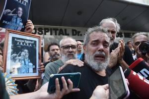 Fabián Grillo, el padre de Pablo, en la puerta del hospital Ramos Mejía