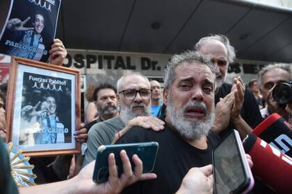 Fabián Grillo, el padre de Pablo, en la puerta del hospital Ramos Mejía