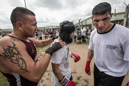 Fabián Guzmán instruye a sus alumnos, en una de las clases del programa "Boxeo sin cadenas".