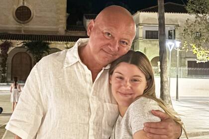 Fabián, junto a su hija menor.