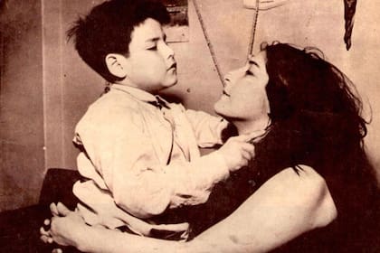 Fabián junto a su madre cuando era pequeño