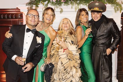 Fabián Medina Flores, Nequi Galotti, Roxana Punta Álvarez –con un original vestido de cartón que le hicieron Julio Oropel y José Luis Otiñano–, Teresa Calandra y Santiago Artemis.