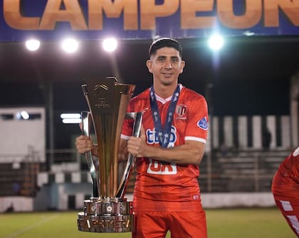 Fabián Monserrat, con la camiseta del club Estelí y el trofeo de campeón