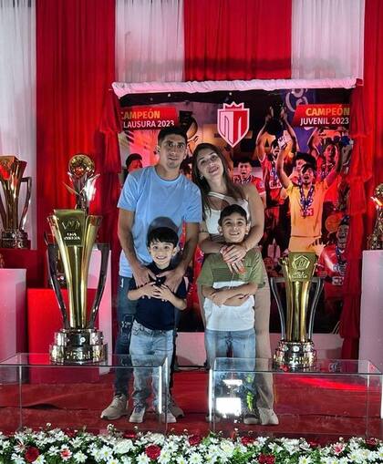 Fabián Monserrat, exjugador de Independiente, con su esposa y sus dos hijos, en Nicaragua